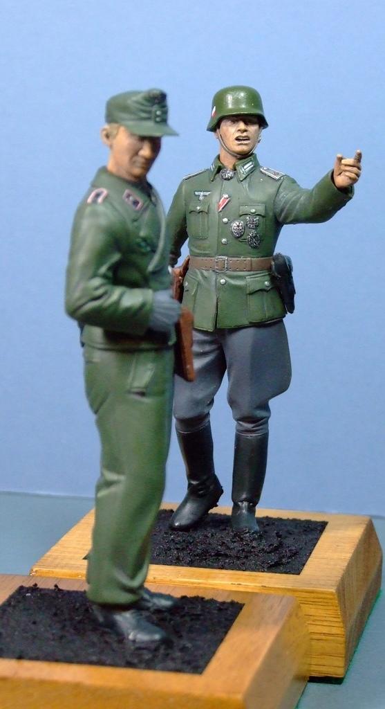 Wermacht Field Commander and Panzer Crewman, 1:16