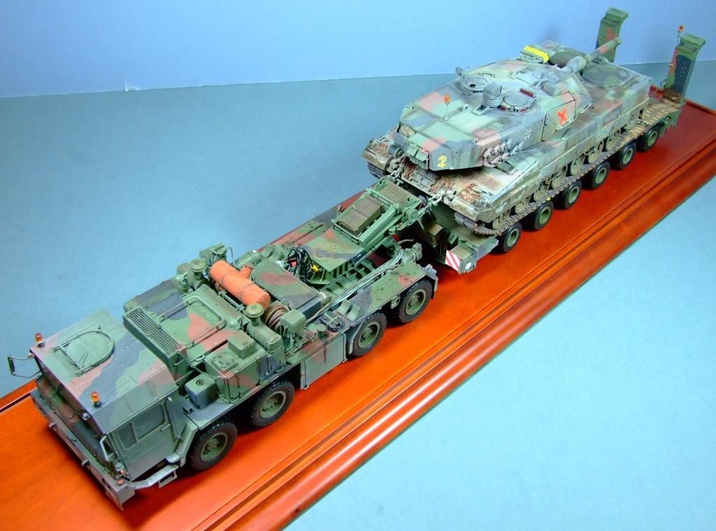 SL756 (Franziska) and Leopard 2A5, 1:35