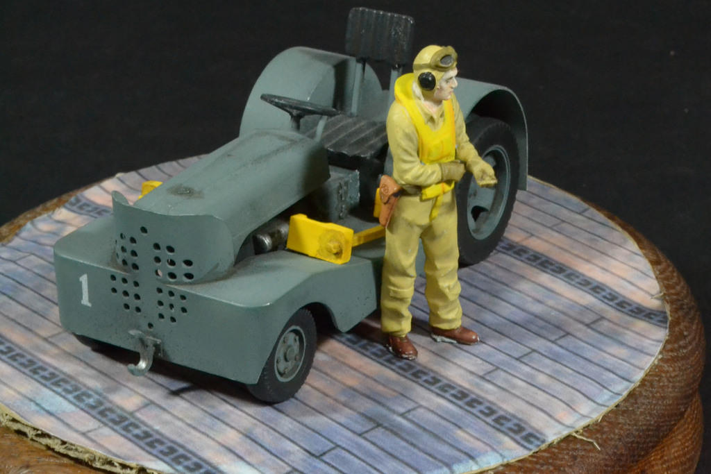 1/32 USN Tractor with figure