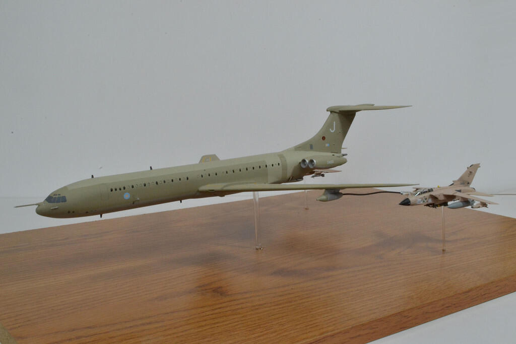 Vickers VC-10K3 with chicks