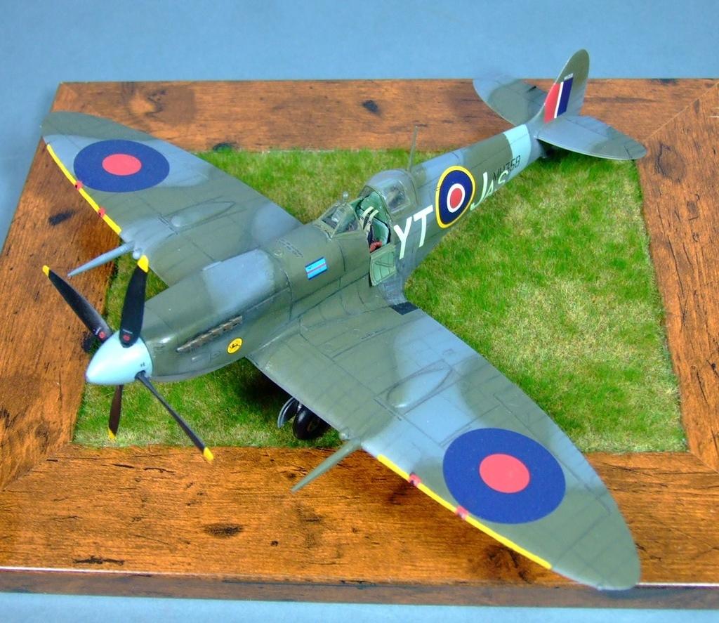 Supermarine Spitfire IXc, Sqdn Ldr James E Storrar, 65 Sqdn RAF, 1943, 1:48