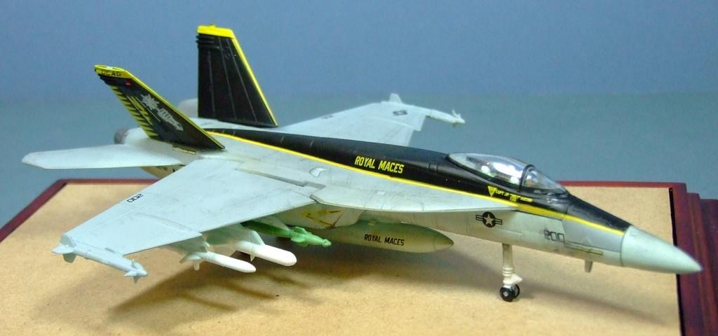 Boeing F/A-18F Super Hornet, VFA-27 Royal Maces, US Navy, 1:100