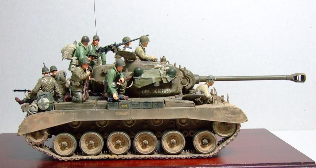 M26 Pershing "GIs A Lift," 1:35